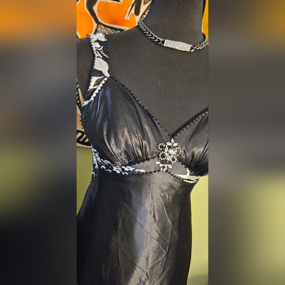 Paris Tony Bowls Gown - Picture 3 of 3